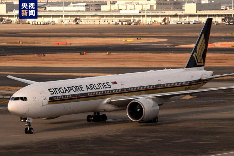 新航一波音客机紧急迫降曼谷致1死30伤，涉事客机为一架波音777-300型客机，机龄16年