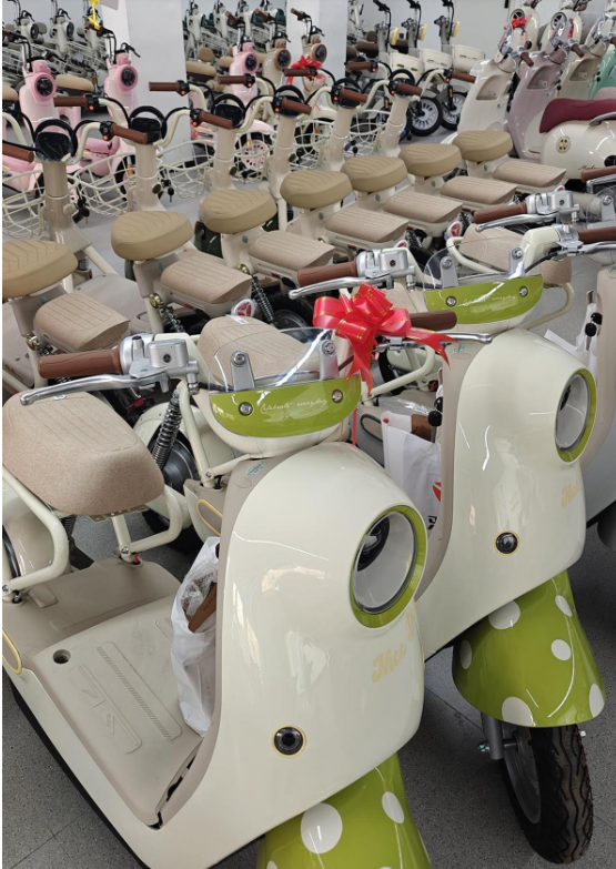 雅迪争议电动车已下架？记者实探线下门店仍在出售，店主介绍时直摇头没人买，客服：该车型正持续优化